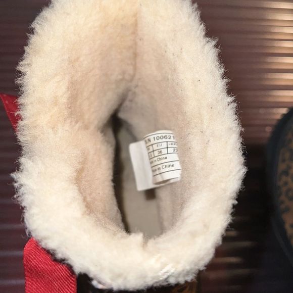 UGG KNOTTY LEOPARD BOOTS. Size 5. Very good used condition. - Picture 9 of 9